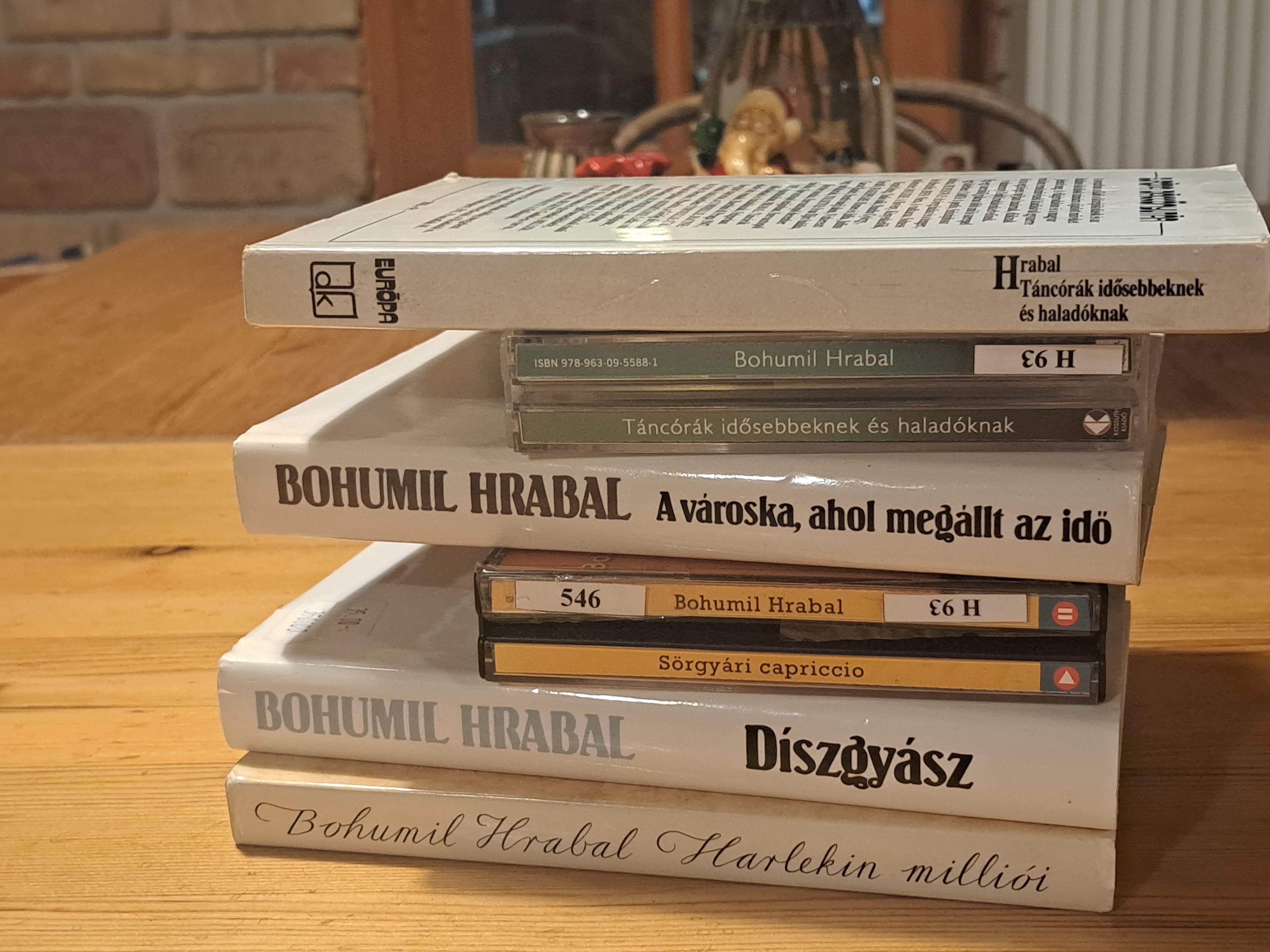 Hrabal - 1 - Táncórák idősebbeknek és haladóknak, Sörgyári capriccio, Díszgyász, A városka, ahol megállt az idő, Harlekin milliói
