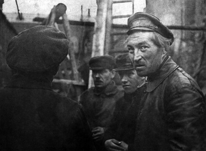 nw-avraamov_before_symphony_of_sirens_moszkva_1923-664x488.jpeg
